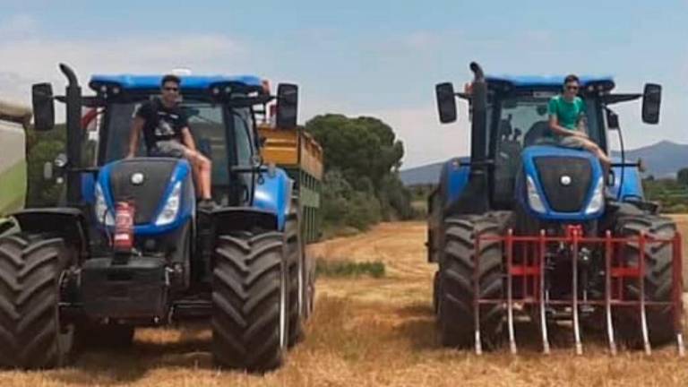 $!Josep y Sergi Llorach, en sus tractores. Foto: Cedida