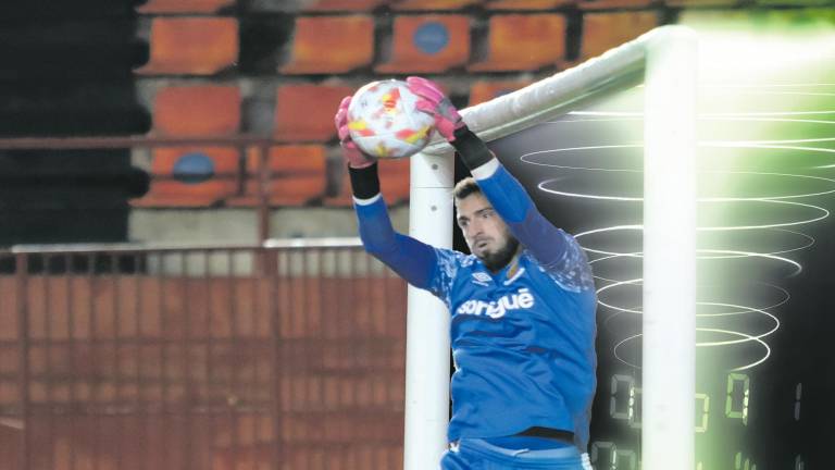Manu García atrapa un balón en el encuentro del pasado domingoanteel Barça B.foto: fabian acidres