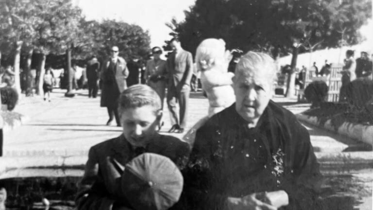 Eduard Boada Pascual amb la seva àvia Virgínia Castellnou Ferrando, a tocar del Balcó del Mediterrani. foto: Arxiu Eduard Boada