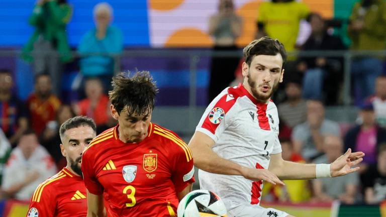 Instante en el que Le Normand se marca gol en propia. FOTO: efe