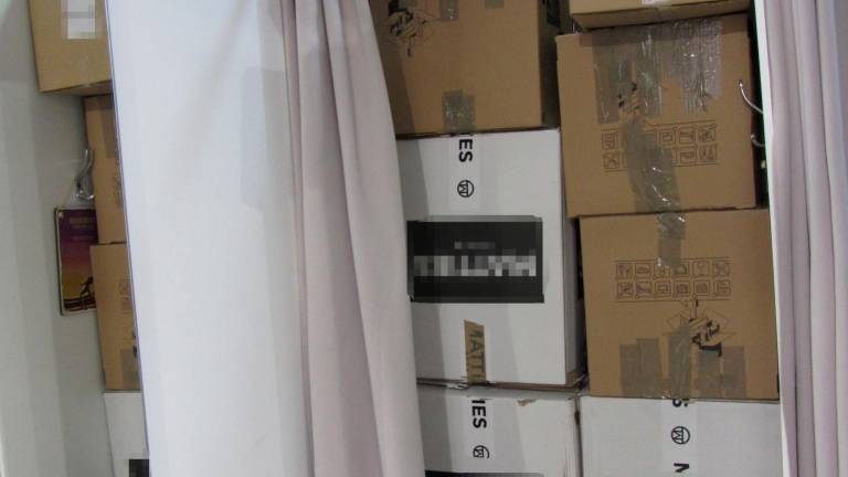 $!Las cajas que tenía el bazar en un almacén. FOTO: Guardia Civil