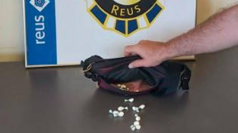 La riñonera del acusado con las papelinas de cocaína. FOTO: Guàrdia Urbana de Reus