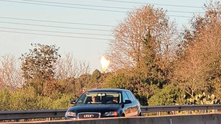 $!La llamarada es visible desde la salida de Tarragona en sentido Valls desde esta tarde. Foto: MJ