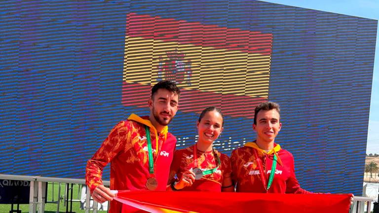 Adam Maijó (izq) con Marta Serrano (c) y Miguel Baidal (d), los tres medallistas de la última jornada del Universitario de Muscat. foto: rfea