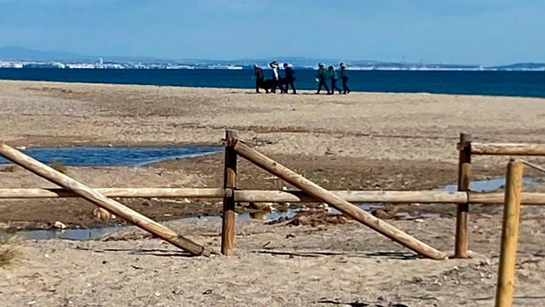 Imagen de la playa Punta del Riu desde la pasarela del Riu Llastres esta mañana. Al fondo policías y el cadáver localizado. Foto: cedida