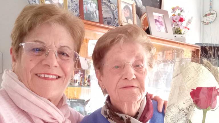 La voluntaria Lidia Besora acompaña a Llúcia Ferrer, de 90 años, en la Diada de Sant Jordi. foto: cedida