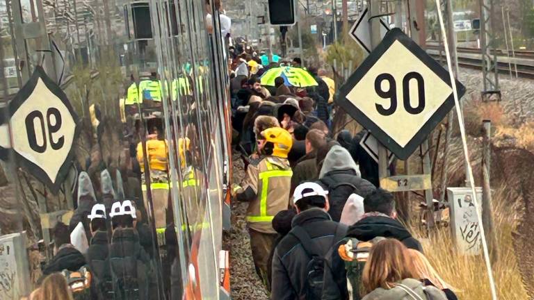 Pasajeros caminando por las vías ante la interrupcion de trenes Foto: cedida