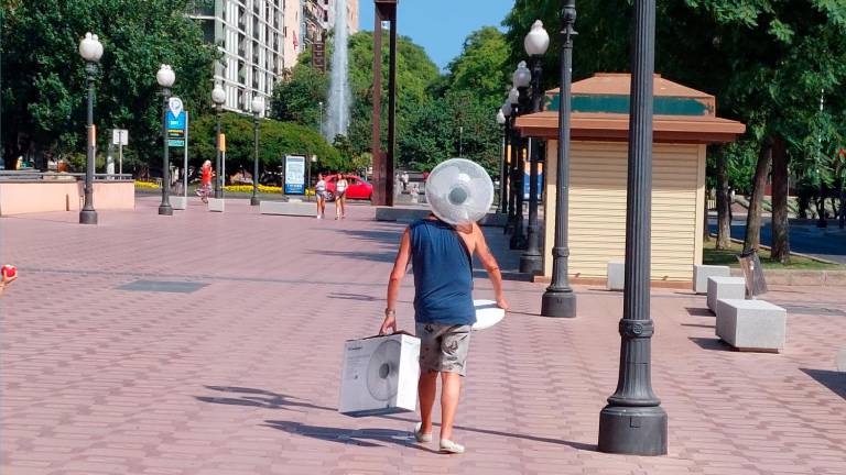 Un tarraconense con dos ventiladores recién comprados para poder afrontar la ola de calor. FOTO: DT