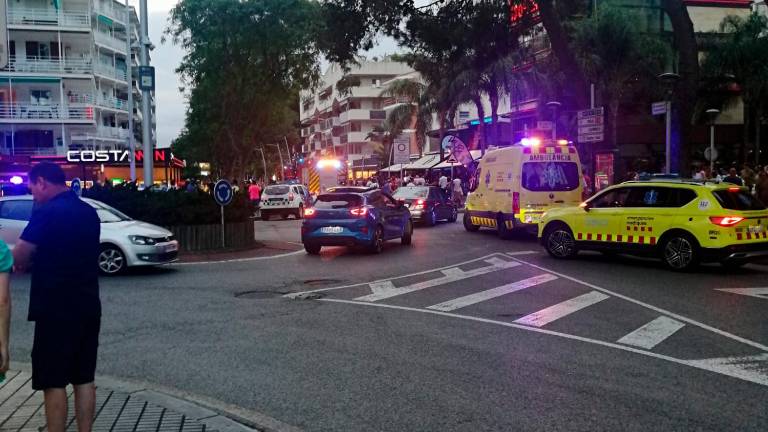 Ambulancias y servicios de emergencias en la zona del incendio. Foto: DT