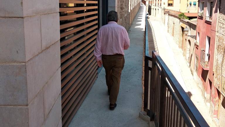 L’alcalde de Montblanc, Josep Andreu, passejant pel pas de ronda nou, a la muralla de Sant Francesc. Foto: Àngel Juanpere