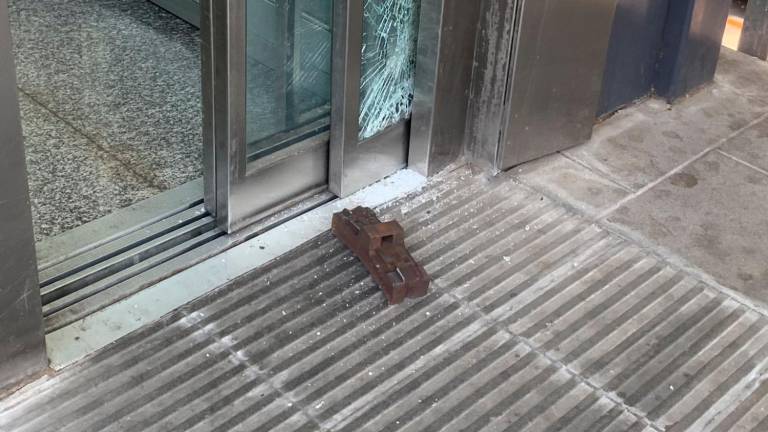 La pieza de hierro también rompió el cristal del ascensor de la estación de Calafell.
