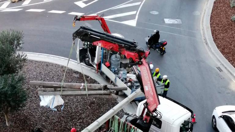 Un camión con una pluma saca la torre de hormigón de la rotonda del paseo Independència. FOTO: Jordi Borràs