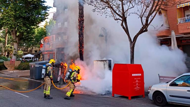 Bomberos trabajando en el incendio en la avenida Jaume I. FOTO: Ayuntamiento de Reus
