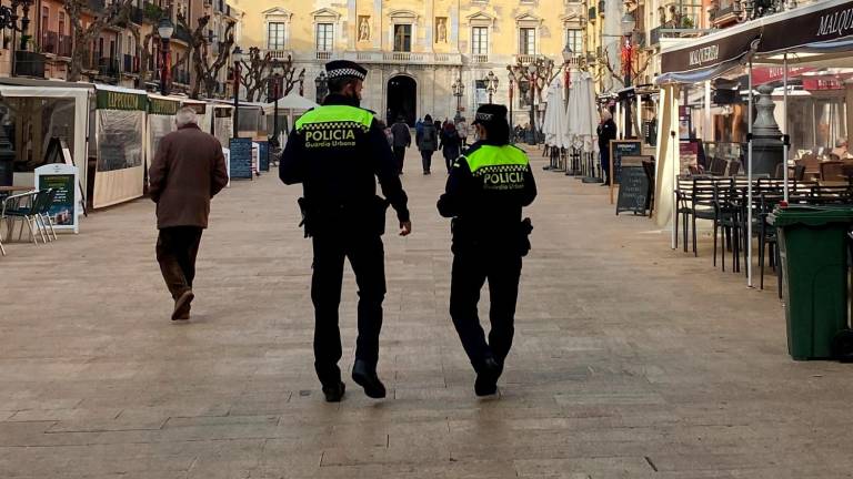 Dos agentes de la Guàrdia Urbana en la plaza de la Font. FOTO: Aj. Tarragona