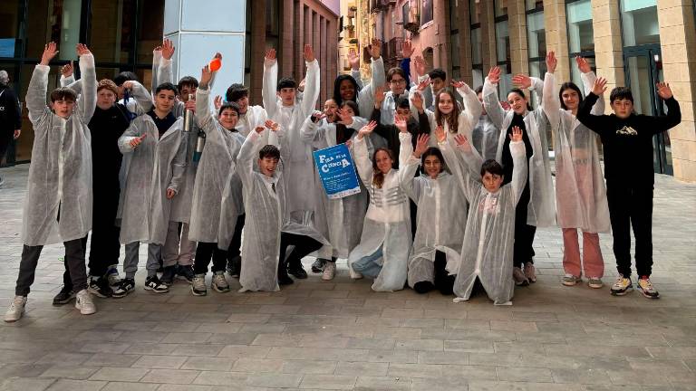 Els alumnes que eren els encarregats de realitzar els experiments i ensenyar-los. foto: cedida