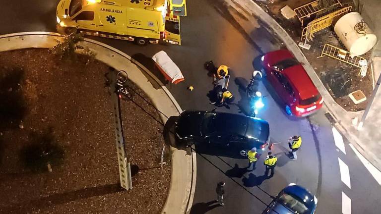 Imagen del accidente de tráfico ocurrido esta tarde en la rotonda de Torres Jordi. FOTO: cedida
