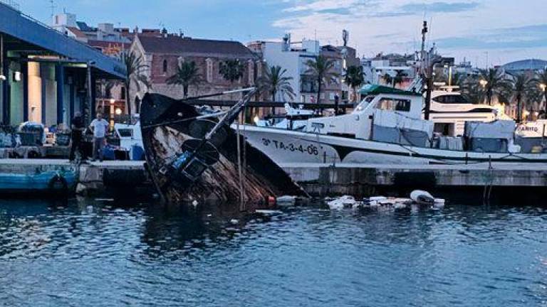 El pesquero hundiéndose. Foto: Port de Tarragona
