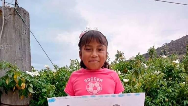 Una niña indígena de México, con su dibujo. foto: cedida