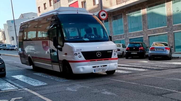L’autobús d’Amposta baixant per l’avinguda Catalunya. foto: NErea Serra