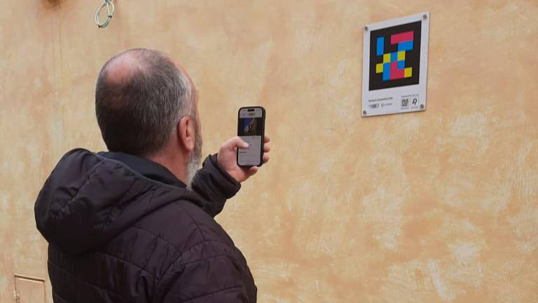 Els codis NaviLens ja estan instal·lats al Museu del Pessebre. N’hi ha a la façana i a l’interior i són codis de colors. FOTO: Cedides