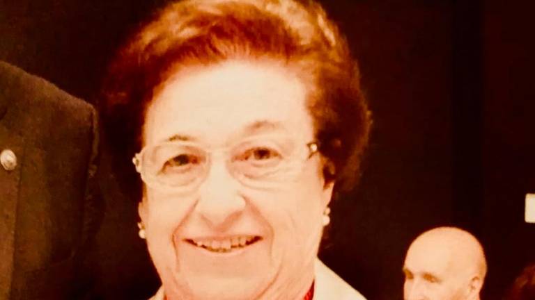 La doctora Consuelo Bonafont Pitarch amb la Medalla d’Or del Col·legi de Metges de Tarragona. Foto: Arxiu família Martínez-Bonafont