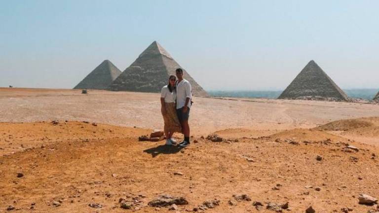 $!Guillem Perpinyà (derecha) con su pareja frente a las pirámides de Giza. En El Cairo estuvieron tres días, y aunque fueron pensando que es un país pobre y que sería barato, acabaron pagando por todo. Por ello, lamenta que les salió más caro de lo habitual. Foto: Cedida