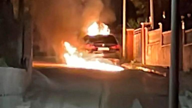Vecinos de Cunit evitan que el fuego en un coche cale en el bosque junto a sus casas