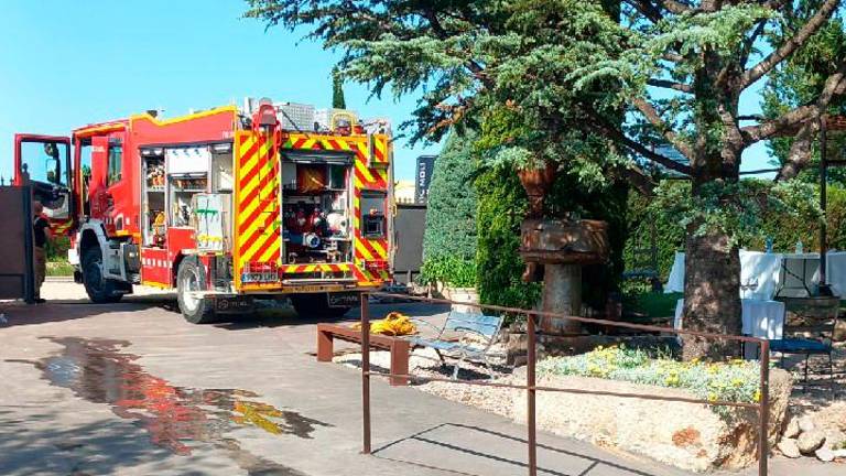 El origen del incendio ha sido la caja eléctrica del restaurante. Foto: Bombers