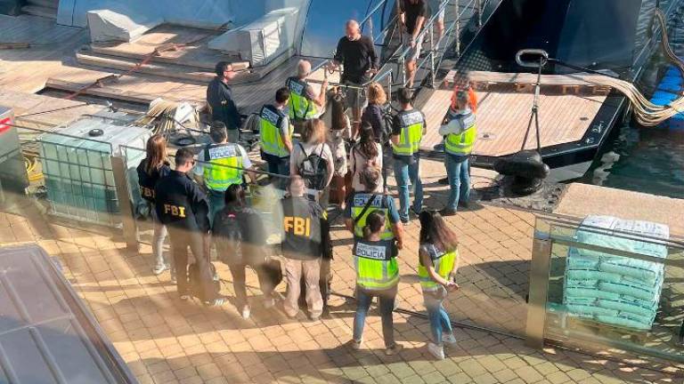 $!Los diferentes agentes de la Policía Nacional y del FBI en las escaleras del ‘Crescent’. FOTO: TGN Legends