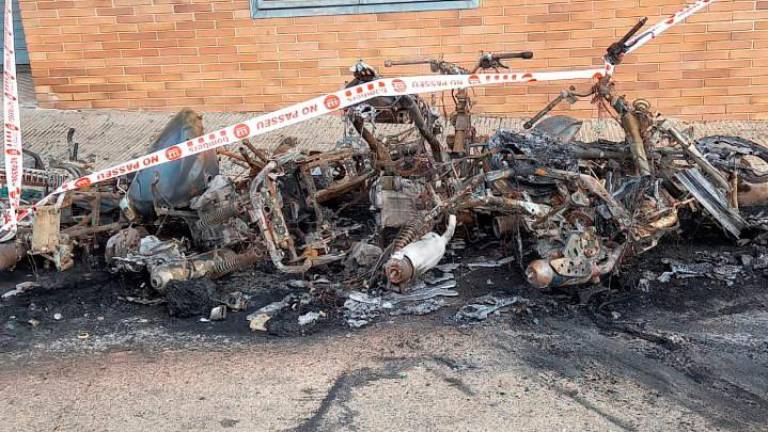 Los restos de las motos quemadas.