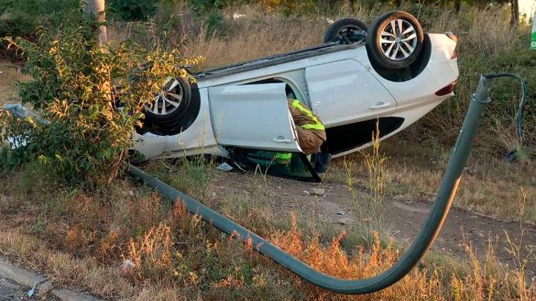 Imagen del coche volcado en la carretera de Constantí. Foto: Bombers