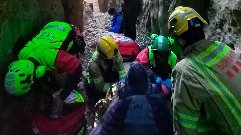 Imagen del SEM y los Bombers durante el rescate. Foto: Bombers de la Generalitat