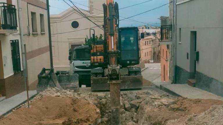 Una excavadora actuant en un dels carrers afectats per les obres. Foto: cedida