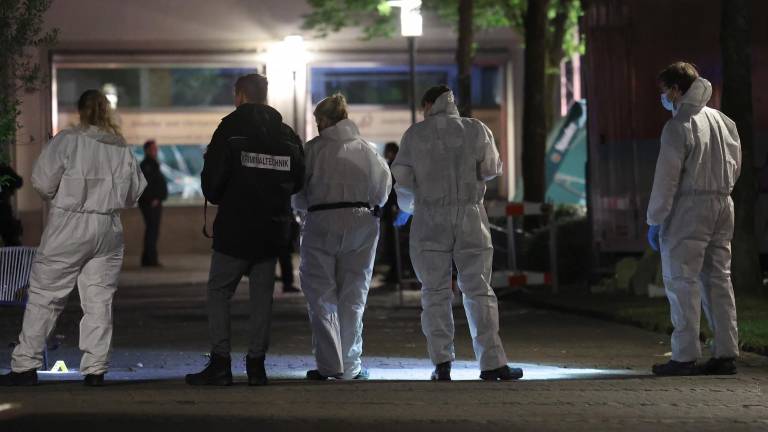 Agentes de la unidad científica en el escenario del ataque. Foto: EFE
