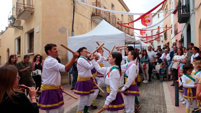 El Ball de Bastons de Bellvei en la seva actuació pels carrers de la Fira de Sant Isidre. Foto: Roser Urgell