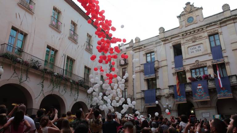 La petada de globus, de color blanc i vermell com la bandera de la capital de l’Alt Camp. Foto: Roser Urgell
