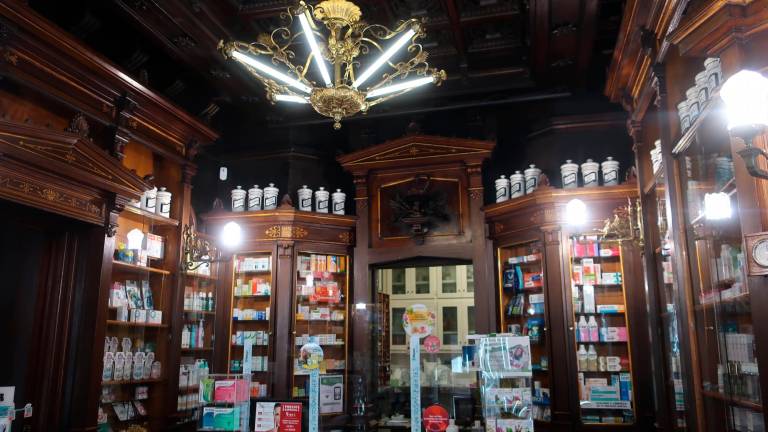 L’interior de la Farmàcia Viscasillas, situada al carrer de la Peixateria de Valls, ha perdurat gairebé intacte amb el pas dels anys. Foto: Roser Urgell