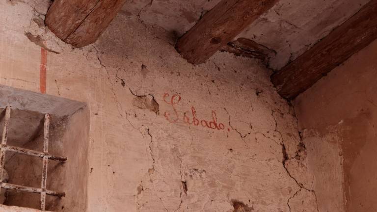 A les parets queden restes dels dies en què s’entrava el blat al molí. FOTO: Roser Urgell