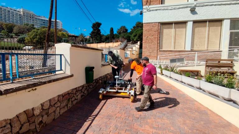 Esta nueva fase de prospecciones se ha hecho con un georadar, para conocer el ámbito junto a la Escola el Miracle. FOTO: DT