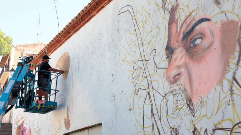 Un dels grafiters del GraffTech Fest a la Bisbal. Foto: Roser Urgell