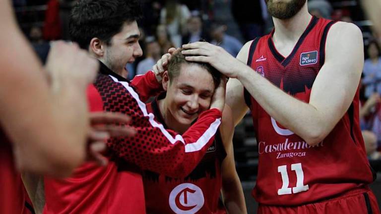 Josep Fermí Cera felicitado por los jugadores del Basket Zaragoza el día de su debut en la ACB. Foto: Casademont Zaragoza