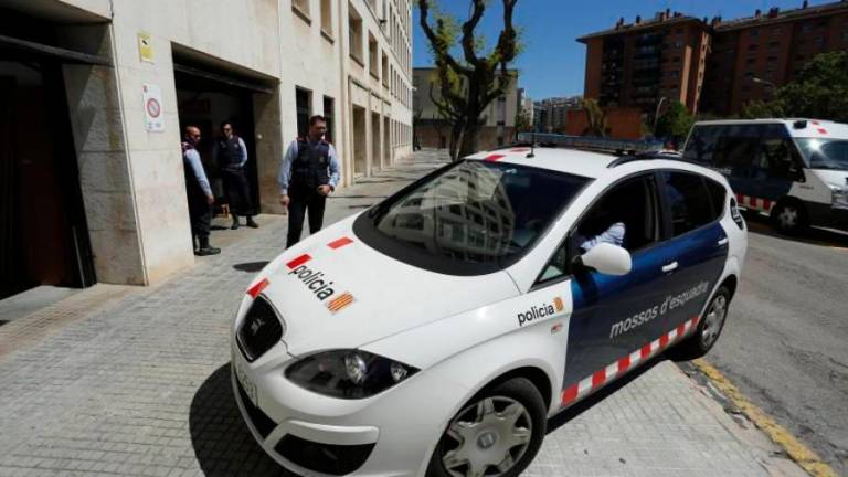Un coche de Mossos entrando en el aparcamiento de los juzgados de Tarragona. Foto: DT