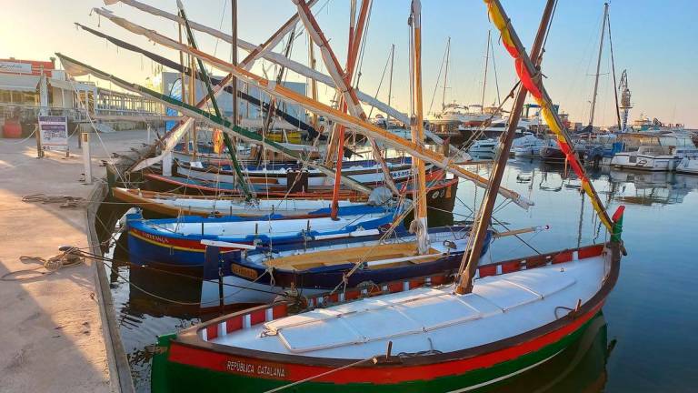 $!Barcas de vela latina en el puerto de Calafell.
