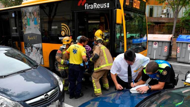 Imagen de archivo de un accidente de un autobús municipal de Reus. FOTO: DT