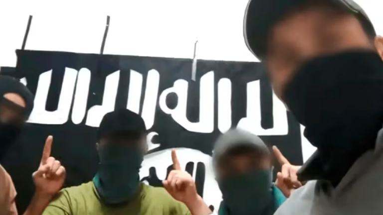 La imagen difundida por la agencia Amaq donde aparecen los cuatro presuntos terroristas. Agencia Amaq