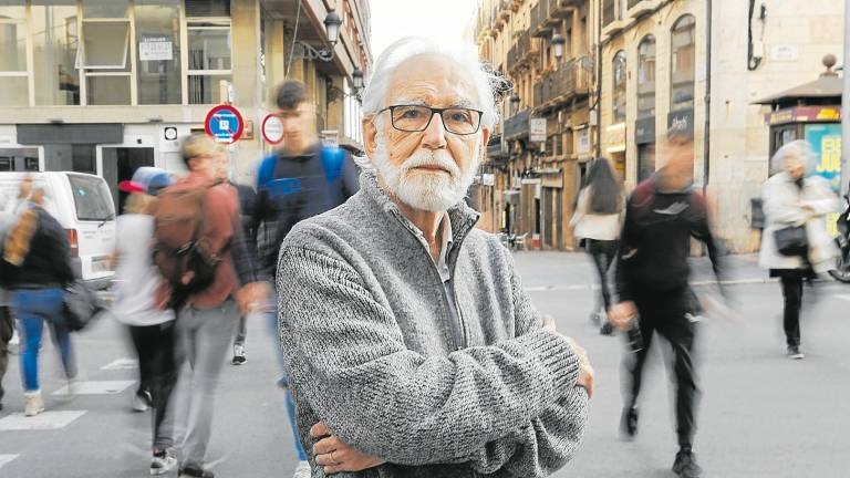 El psiquiatra y neurólogo, Antonio Labad, en la Rambla Vella de Tarragona. Foto: Pere Ferré