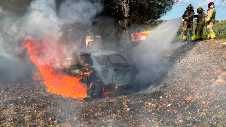 Un vehículo ardiendo en una imagen de archivo. Foto: Bombers de la Generalitat