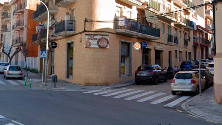 El coche se llevó parte de la terraza de este restaurante en la avenida dels Països Catalans. FOTO: Google