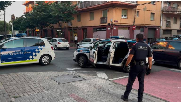 Un agente de los Mossos con uno de los detenidos. Foto: Mossos d’Esquadra