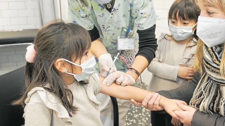Una niña vacunándose contra la covid en diciembre pasado. FOTO: joan revillas/DT